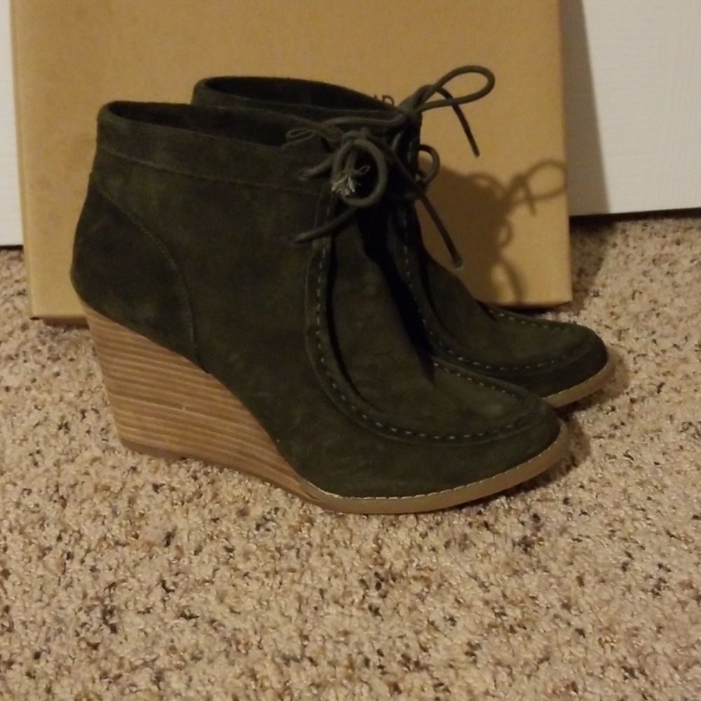 Shoes - Picture 3 of 6